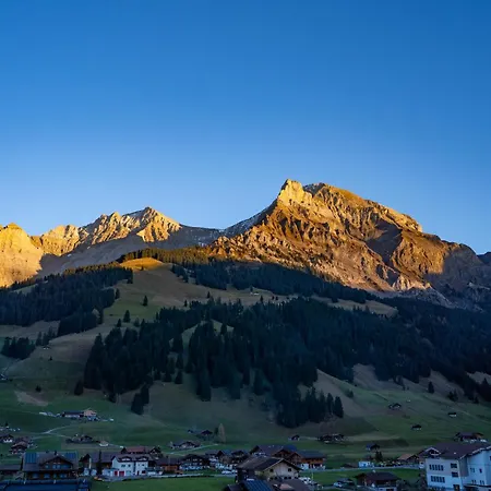 Chuenislodge1 Neu, Grosse Terrasse & Designerofen, Praechtige Aussicht Appartement